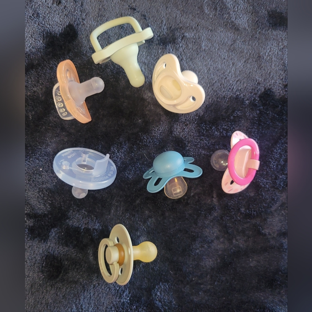 EUC 7 Random Baby Pacifiers Bibs, Nuk, Avent, Dr. Browns, Mam & Jollypop